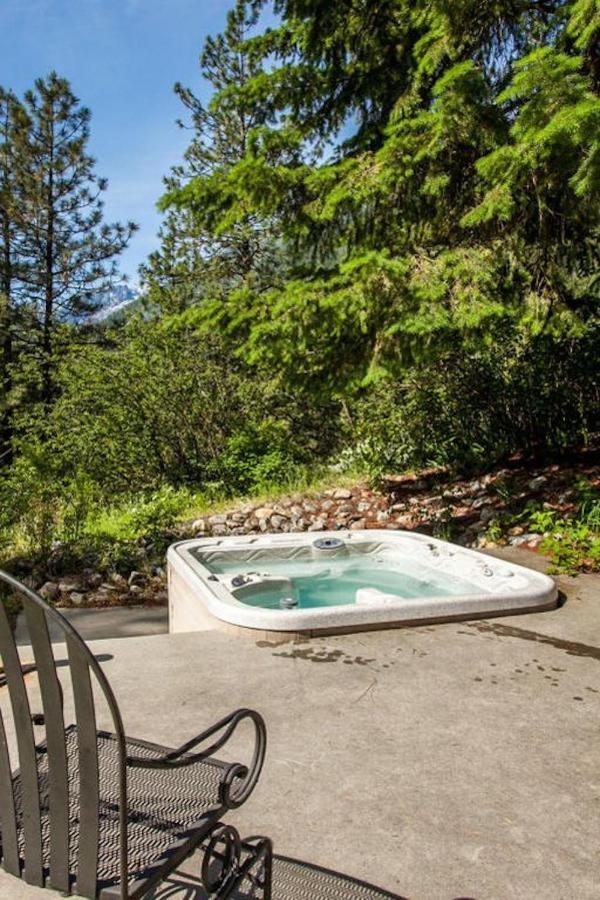 Snowgrass Lodge - River, Mountain Views & Hot Tub Левънуърт Екстериор снимка