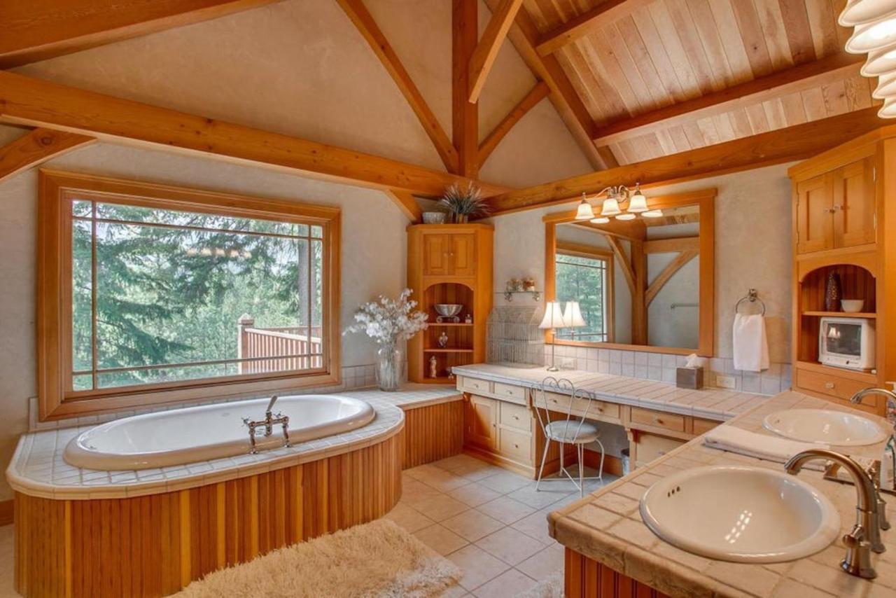 Snowgrass Lodge - River, Mountain Views & Hot Tub Левънуърт Екстериор снимка